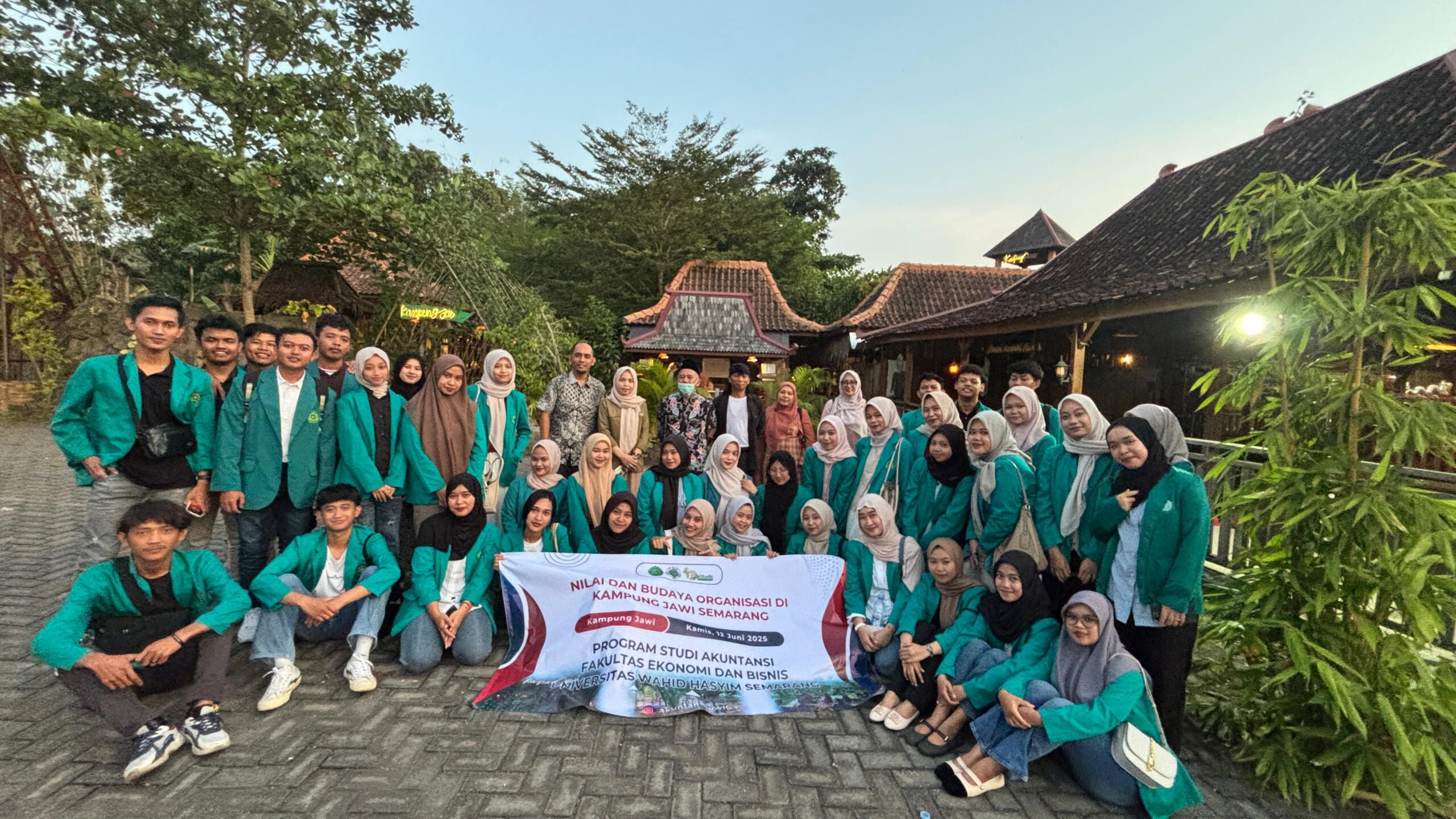 Mahasiswa Akuntansi angkatan 2022 ikuti Outing Class di Kampung Jawi,Mengenal Nilai Budaya Jawa langsung dari Praktisi Lokal