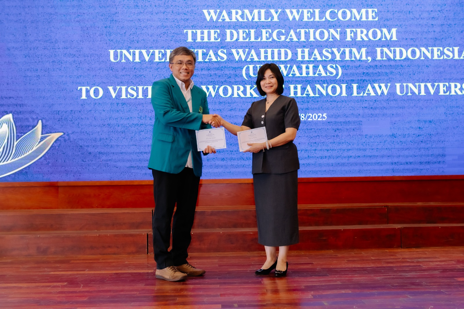 Mahasiswa FH Unwahas Ikuti Kuliah di Hanoi Law University, Paparkan Isu Perbandingan Administrasi Pajak Indonesia – Vietnam