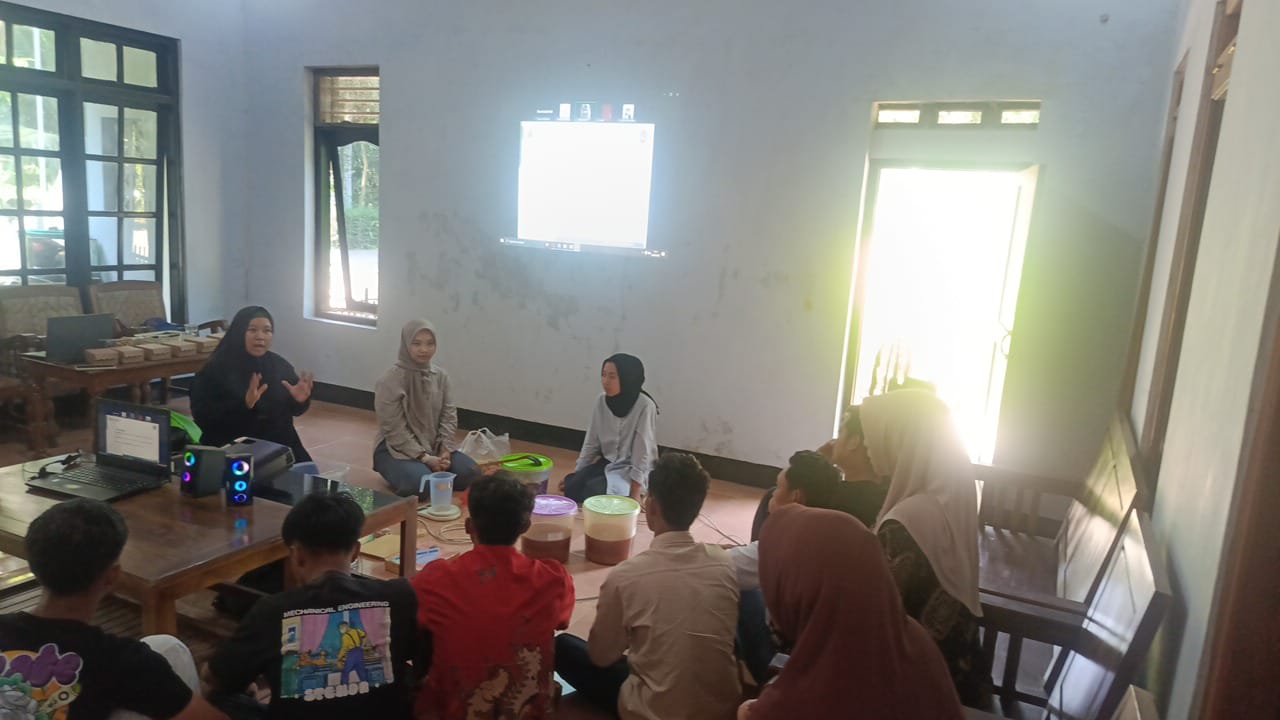 Universitas Wahid Latih Pembuatan Eco-Enzyme dari Limbah Herbal: Inovasi Sirkular Menuju Ekonomi Hijau