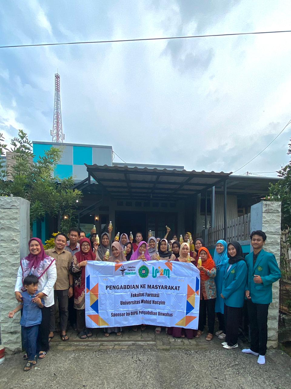 Fakultas Farmasi Universitas Wahid Hasyim Melaksanakan Pelatihan Eco Enzyme Kulit Buah Sebagai Upaya Pemberdayaan Ekonomi Perempuan di Kelurahan Kalisegoro